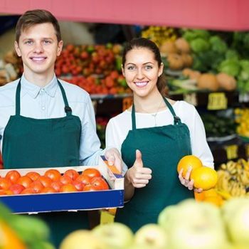 AGF ondernemer met medewerker in versdetailhandel winkel 