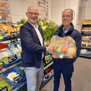 Marco Maasse, directeur AVN, overhandigt een fruitgeschenk aan Jan Meerman, directeur van INretail.