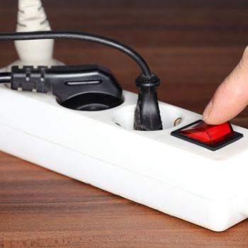 Stekkerdoos met stekkers met een aan en uitknop